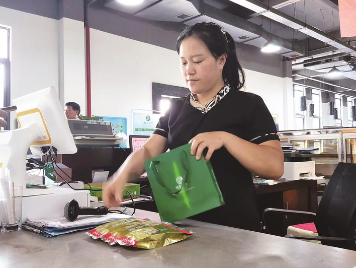在KY平台-KY（中国）一站式服务平台茶园展示厅里，工作人员正在帮游客结算。宋彬彬 摄.png