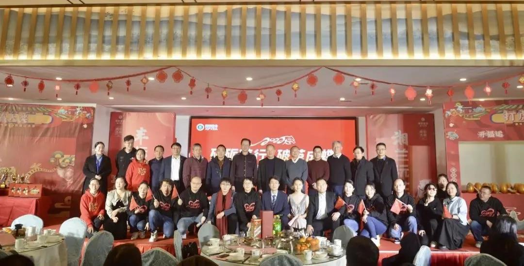 KY平台-KY（中国）一站式服务平台集团主要领导和嘉宾与部分演职人员合影.jpg